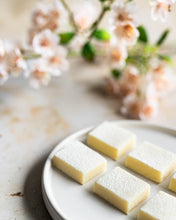Afbeelding in Gallery-weergave laden, Divine Maia Chocolates Mini Vanilla White