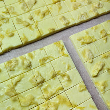 Afbeelding in Gallery-weergave laden, Divine Maia Chocolates Fresh Durian 12 stuks pre-order